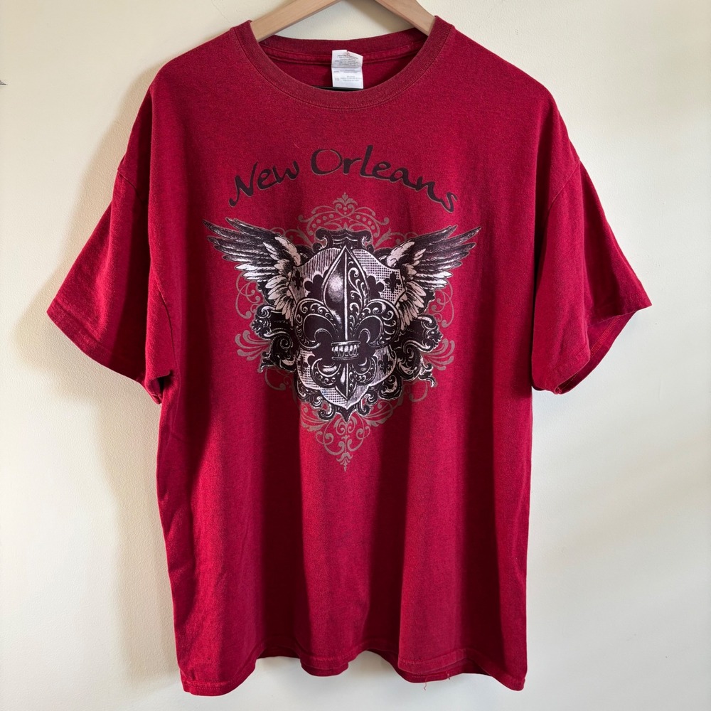 Gildan New Orleans Fleur De Lis Graphic T-Shirt Mens XL Burgundy Red Tee